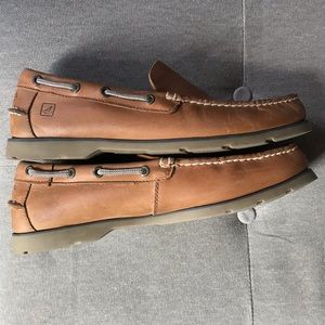Tan Sperry men’s topsiders